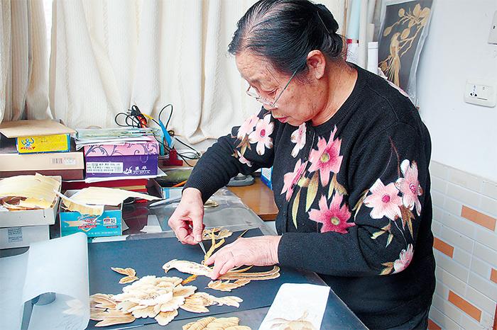 72歲老人的別樣生活:剪紙、做麥秸畫(huà)、旅游寫(xiě)生